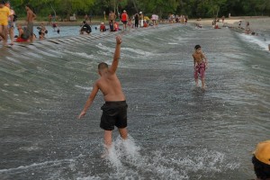 Ragazzi giocando in acqua - Bayamo :: Cuba