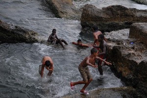 Ragazzi giocando in mare - L'Avana :: Cuba