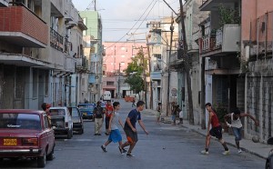 Ragazzi giocando per strada - L'Avana :: Cuba