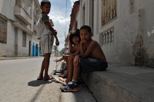 Ragazzi seduti - Santa Clara :: Cuba