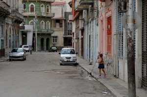 Ragazzina spazzando - L'Avana :: Cuba