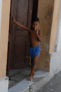 Ragazzino alla porta - Cienfuegos :: Cuba