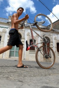 Ragazzo con bici - Camaguey :: Cuba
