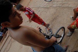 Ragazzino in bicicletta - L'Avana :: Cuba