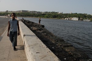 Ragazzo passeggiando - L'Avana :: Cuba