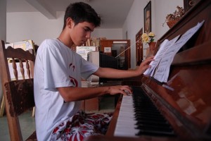 Ragazzo suonando il piano - Baracoa :: Cuba