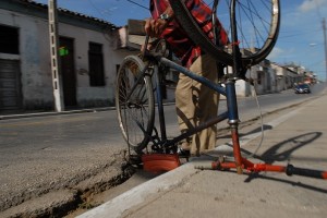 Riparando la bicicletta - Santa Clara :: Cuba