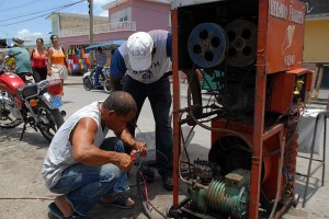 Riparando la macchina dei gelati - Bayamo :: Cuba