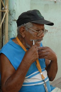 Sbarbandosi per strada - L'Avana :: Cuba