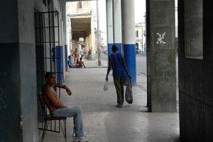 Seduti davanti alla porta - L'Avana :: Cuba