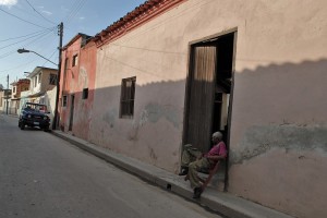 Seduto alla porta - Bayamo :: Cuba