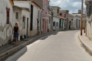 Signora camminando - Camaguey :: Cuba