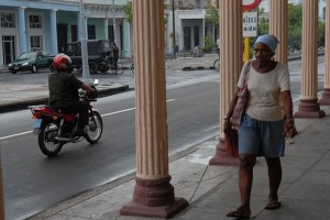 Signora camminando - Cienfuegos :: Cuba