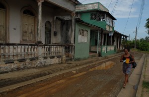 Signora camminando - Baracoa :: Cuba