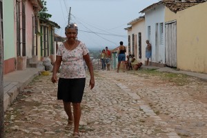 Signora con i bigodini - Trinidad :: Cuba