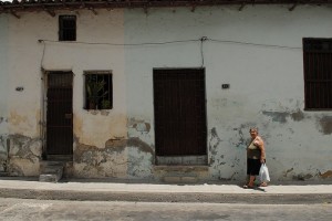 Signora con la spesa - Santa Clara :: Cuba