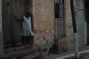 Signora fuori dalla porta - Trinidad :: Cuba