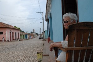 Signora seduta fuori casa - Trinidad :: Cuba