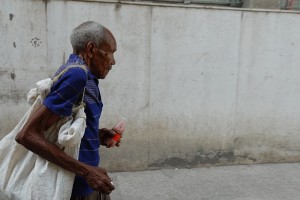 Signore camminando - L'Avana :: Cuba