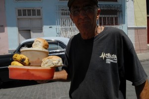 Signore con il pasto - Cienfuegos :: Cuba