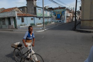 Signore con la bici - Santa Clara :: Cuba