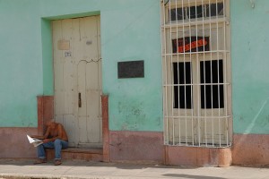 Signore leggendo un giornale - Trinidad :: Cuba