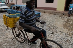 Signore sulla bicicletta - Trinidad :: Cuba