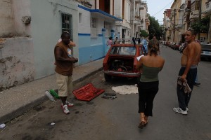 Sistemando cofano macchina - L'Avana :: Cuba