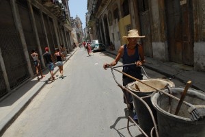 Spazzino in strada - L'Avana :: Cuba