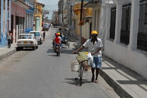 Spingendo la bici - Santa Clara :: Cuba