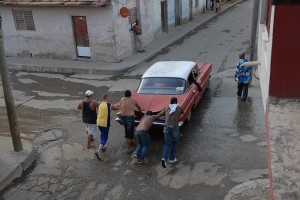 Spingendo la macchina - Trinidad :: Cuba