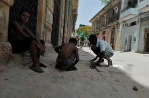 Ragazzi giocando sul marciapiede - L'Avana :: Cuba