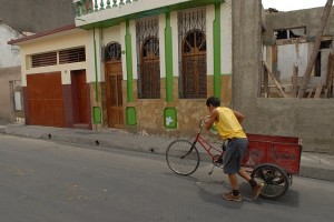 Tirando una bici carro - Santa Clara :: Cuba