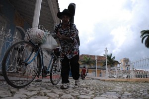 Trainando la bicicletta - Trinidad :: Cuba