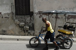Trainando un bici taxi - Santiago di Cuba :: Cuba