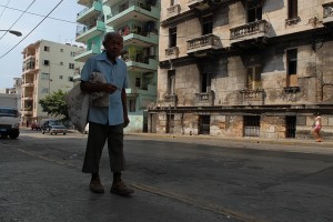 Uomo camminando - L'Avana :: Cuba