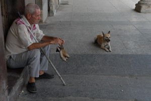 Uomo con scarpe in mano - L'Avana :: Cuba