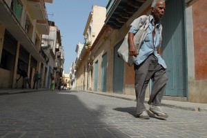 Uomo in cammino - L'Avana :: Cuba