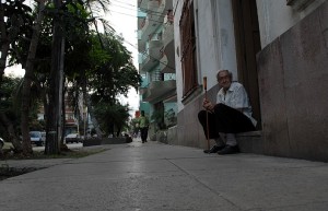 Uomo seduto con bastone - L'Avana :: Cuba