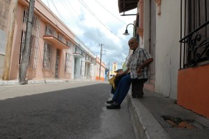 Uomo seduto - Camaguey :: Cuba