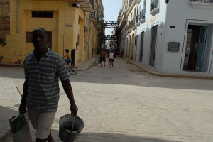 Persona trasportando busta e secchio - L'Avana :: Cuba