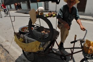 Venditore ambulante con bici - Camaguey :: Cuba