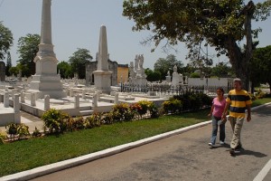 Visitatori del cimitero - L'Avana :: Cuba